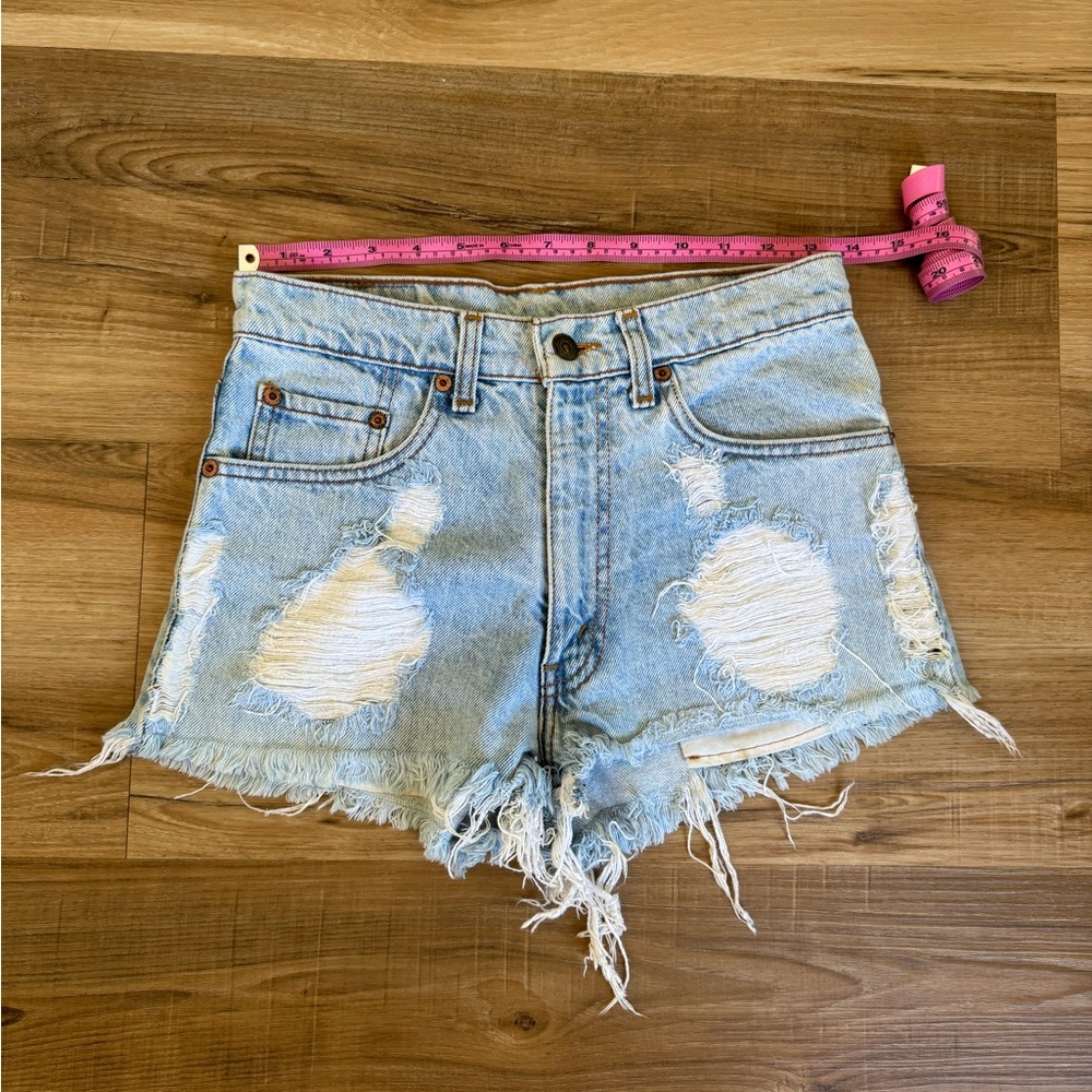 VINTAGE LEVI’S DENIM SHORTS SIZE 2 / 26